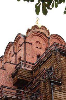 Kyiv, Ukrayna - 17 Haziran 2025: Kievan Rus savunma mimarisinin bir anıtı olan Golden Gate. Kapı Kiev 'in Yukarı Kasabası' nın ana girişi olarak kullanıldı. Mimari ve simgeler. Kültür