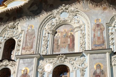 Kiev, Ukrayna - 23 Haziran 2025 Trinity Gate Kilisesi. Kiev-Pechersk Lavra 'nın tek antik Rus anıtı. Kilise, kapının ikinci katında yer almaktadır. Din. Ortodoks Kilisesi