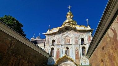 Kiev, Ukrayna - 23 Haziran 2025 Trinity Gate Kilisesi. Kiev-Pechersk Lavra 'nın tek antik Rus anıtı. Kilise, kapının ikinci katında yer almaktadır. Din. Ortodoks Kilisesi
