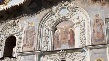 Kyiv, Ukrayna - 23 Haziran 2025 Trinity Gate Kilisesi. Lavra 'nın yukarıdaki yapıları arasında Kyivan Rus zamanından beri el değmemiş tek kişi. Din. Ortodoks Kilisesi