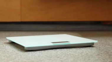 Ağırlık kontrolü için zemin ölçekleri. Kadın ayaklarının zemin terazisinde durduğu yakın plan. Ağırlık. Kilo kaybı, diyet ve sağlıklı yaşam tarzı kavramı. Elektronik terazide duran kadın ayaklarının yakın çekimi