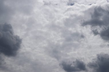 Bulutlu gökyüzü, gri bulutlarda gökyüzü. Doğa geçmişi. Yağmurdan önce hava durumu. Bulutlu gökyüzü manzarası