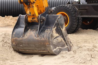 Kyiv, Ukrayna - 24 Mayıs 2025: Kazıcı, inşaat özel ekipmanı. Endüstriyel ekipman Şehirdeki tamirat işleri. İnşa, onarım ve kazı işlerinde kullanılan özel ekipmanlar.