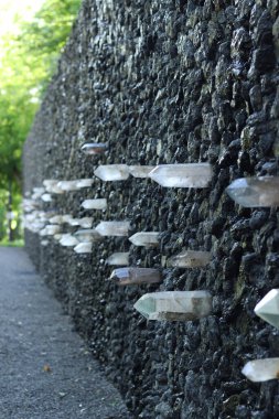 Kyiv, Ukrayna - 26 Haziran 2025: Marina Abramoviç 'in Kristal Ağlama Duvarı. Soykırım Anıt Merkezi 'nin bölgesindeki sanat objesi Babi Yar, yok olan Yahudilere adanmıştır.