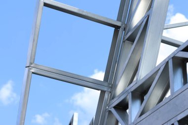 Hafif çelik, ince duvarlı yapılar. Depolar, garajlar ya da evler için çerçeveler. Gökyüzüne karşı inşaat için çelik çerçevenin yapısı
