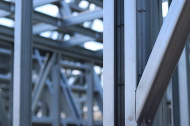 Hafif çelik, ince duvarlı yapılar. Depolar, garajlar ve evler için çerçeveler. İnşaat için çelik iskelet. Ayrıntılar. Hafif çelik çerçeve, yakın plan. İnşaat konsepti