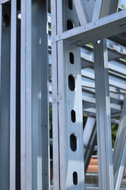 Hafif çelik, ince duvarlı yapılar. Depolar, garajlar ve evler için çerçeveler. İnşaat için çelik iskelet. Ayrıntılar. Hafif çelik çerçeve, yakın plan. İnşaat konsepti