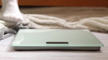 Ağırlık kontrolü için zemin ölçekleri. Kadın ayaklarının zemin terazisinde durduğu yakın plan. Ağırlık. Kilo kaybı, diyet ve sağlıklı yaşam tarzı kavramı. Elektronik terazide duran kadın ayaklarının yakın çekimi