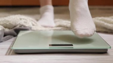 Ağırlık kontrolü için zemin ölçekleri. Kadın ayaklarının zemin terazisinde durduğu yakın plan. Ağırlık. Kilo kaybı, diyet ve sağlıklı yaşam tarzı kavramı. Elektronik terazide duran kadın ayaklarının yakın çekimi