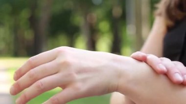 El kremi ve SPF koruması. Kız ellerine resim ve pigmentasyona karşı krem sürüyor. El derisinin UVA, UVB ve HEV ışınlarından korunması. Kadın elindeki kremi yeniliyor.