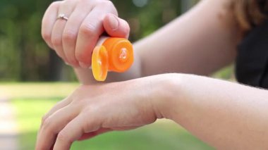 El kremi ve SPF koruması. Kız ellerine resim ve pigmentasyona karşı krem sürüyor. El derisinin UVA, UVB ve HEV ışınlarından korunması. Kadın elindeki kremi yeniliyor.