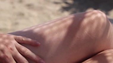 Cilde güneş kremi sürerken yaklaş. SPF koruması. Dişi el güneş ışınlarının saldırgan etkilerinden korunmak için cilde SPF kremi sürer. Plaj tatili Güvenli bronzlaşma