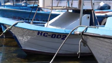 Nesebar, Bulgaristan - 25 Ağustos 2025: Bir sürü küçük teknesi olan deniz iskelesi. Sakin sulara demirlemiş tekneleri olan bir liman. Karadeniz kıyısında sudaki sürat tekneleri. Deniz kenarı manzarası