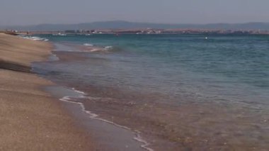 Kıyıya yakın denizde dalgalar. Deniz akşam manzarası. Bulgaristan ve Pomorie kenti yakınlarındaki Karadeniz. Kıyıya yakın bir yerde köpüklü dalgalar salla. Tatil köyünde tatil kavramı. Plaj tatili