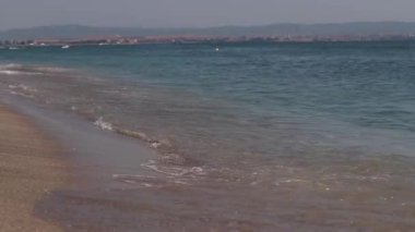 Kıyıya yakın denizde dalgalar. Deniz akşam manzarası. Bulgaristan ve Pomorie kenti yakınlarındaki Karadeniz. Kıyıya yakın bir yerde köpüklü dalgalar salla. Tatil köyünde tatil kavramı. Plaj tatili