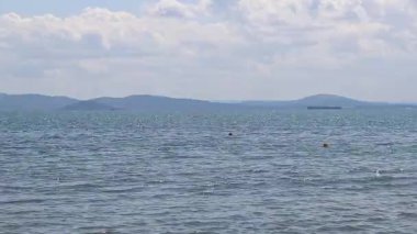 Deniz Burnu. Bulgaristan ve Pomorie kenti yakınlarındaki Karadeniz. Öğleden sonra sakin bir deniz manzarası. Plajdaki temiz su manzarası. Tatil köyünde tatil kavramı. Yaz tatilinde. Ufuk