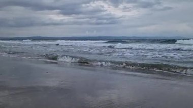 Denizde fırtınalı bir hava, yakından gelen dalgalar. Bulgaristan ve Pomorie kenti yakınlarındaki Karadeniz. Akşamları kıyıya yakın denizde dalgalar. Deniz akşam manzarası. Tatil köyünde tatil kavramı