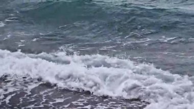 Kıyıya yakın denizde dalgalar. Deniz akşam manzarası. Bulgaristan ve Pomorie kenti yakınlarındaki Karadeniz. Kıyıya yakın bir yerde köpüklü dalgalar salla. Tatil köyünde tatil kavramı. Plaj tatili