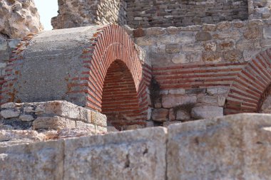 Bulgaristan 'ın Nesebar kentinin batı kale duvarı. Duvar, şehrin savunma sisteminin bir parçasıydı. Şehirdeki batı kale duvarı UNESCO Dünya Mirasları Listesine dahil edildi.