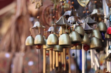 Altın çan şeklinde hediyelik eşyalar, yakın plan. Hediyelik eşya pazarı. Ev dekorasyonu için kullanılan çanlar. Seçici odaklı çan grubu