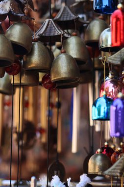 Altın çan şeklinde hediyelik eşyalar, yakın plan. Hediyelik eşya pazarı. Ev dekorasyonu için kullanılan çanlar. Seçici odaklı çan grubu