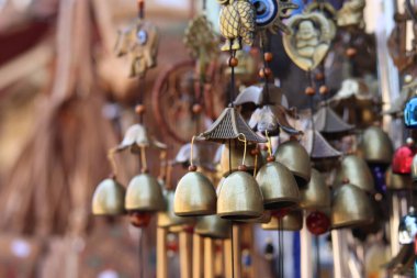 Altın çan şeklinde hediyelik eşyalar, yakın plan. Hediyelik eşya pazarı. Ev dekorasyonu için kullanılan çanlar. Seçici odaklı çan grubu