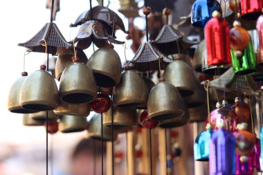 Altın çan şeklinde hediyelik eşyalar, yakın plan. Hediyelik eşya pazarı. Ev dekorasyonu için kullanılan çanlar. Seçici odaklı çan grubu