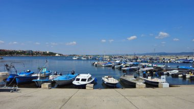 Nessebar, Bulgaristan - 25 Ağustos 2025: Bir sürü küçük teknesi olan deniz iskelesi. Sakin sulara demirlemiş tekneleri olan bir liman. Karadeniz kıyısında sudaki sürat tekneleri. Deniz kenarı manzarası