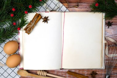Antika tarif kitabı ve Noel ağacı ahşap masada. Noel pişirme konsepti. Üst Manzara. Yakın plan. Metin için yer.