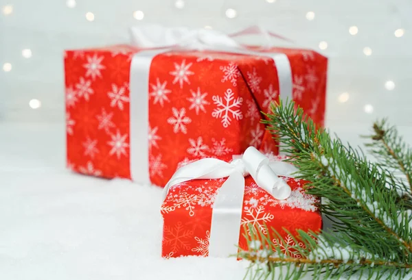 Νέο Έτος Χριστούγεννα Κόκκινα Κουτιά Δώρων Στο Χιόνι Κοντά Στο — Φωτογραφία Αρχείου
