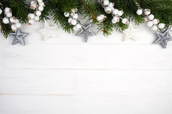 Πρωτοχρονιά Και Χριστουγεννιάτικη Σύνθεση Χριστουγεννιάτικο Δέντρο Και Χριστουγεννιάτικες Διακοσμήσεις Λευκό — Φωτογραφία Αρχείου