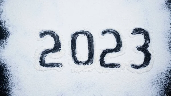 2023 sayısı siyah bir arkaplanda un ile yazılmıştır. Üst Manzara. Düz Yatay.
