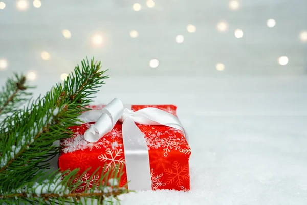 Caixa Presente Vermelho Ano Novo Natal Neve Perto Árvore Natal — Fotografia de Stock