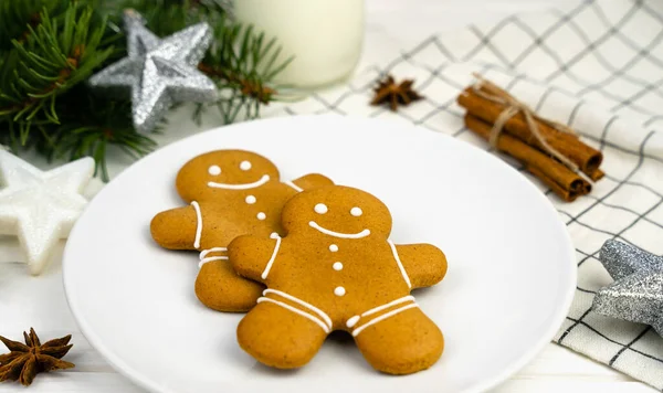 Άντρες Χριστουγεννιάτικα Μπισκότα Στο Πιάτο Στην Κουζίνα Για Τον Άγιο — Φωτογραφία Αρχείου