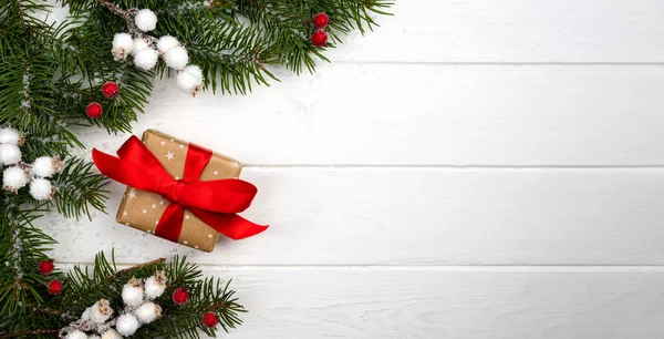 白い木製の背景にギフトボックス モミの枝やクリスマスの装飾とお祭りの組成物 バナーだ 最上階だ テキストの場所 — ストック写真