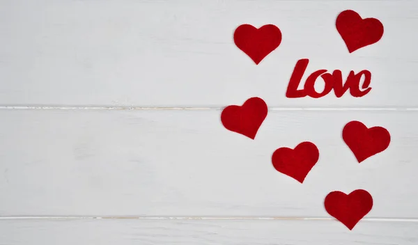 Corações Vermelhos Palavra Amor Sobre Fundo Branco Madeira Conceito Feriado — Fotografia de Stock