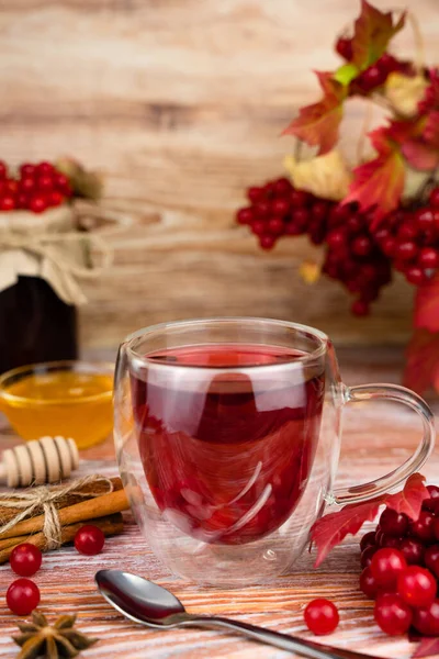 Herbata Viburnum Szklanej Filiżance Drewnianym Stole Sezonowy Zdrowy Napój Zbliżenie — Zdjęcie stockowe