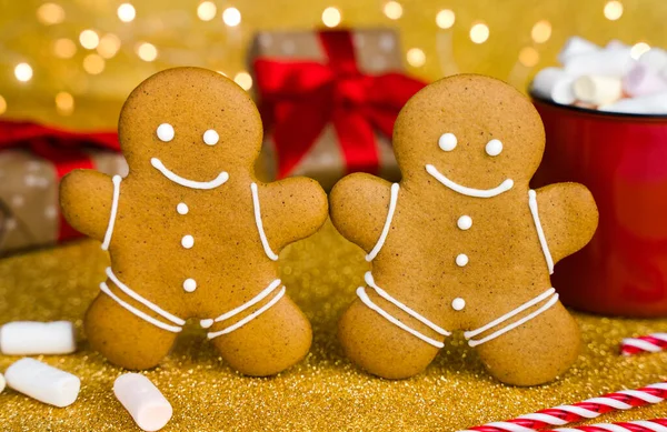 Χριστουγεννιάτικη Σύνθεση Χειμώνα Δύο Gingerbread Άνθρωπος Φλιτζάνι Ζεστή Σοκολάτα Marshmallows — Φωτογραφία Αρχείου