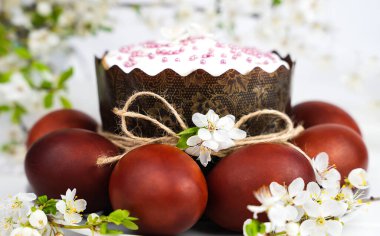 Festive spring Easter composition with Easter cake and colored eggs on the table. Close-up. Selective focus.