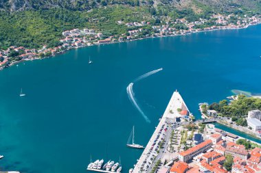 Tekneleri ve yatları olan Kotor Körfezi. Karadağ. Üst Manzara. Seçici odak.