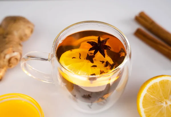 Herbata Cytryną Imbirem Przyprawami Śniadanie Stole Witaminowa Herbata Rano Zbliżenie — Zdjęcie stockowe