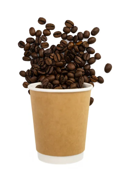 Природные Ароматные Кофейные Зерна Выплеснутые Одноразовой Бумажной Чашки Изолированы Белом — стоковое фото