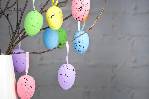 Composición Pascua Huevos Decorativos Multicolores Cuelgan Las Ramas Jarrón Mesa — Foto de Stock