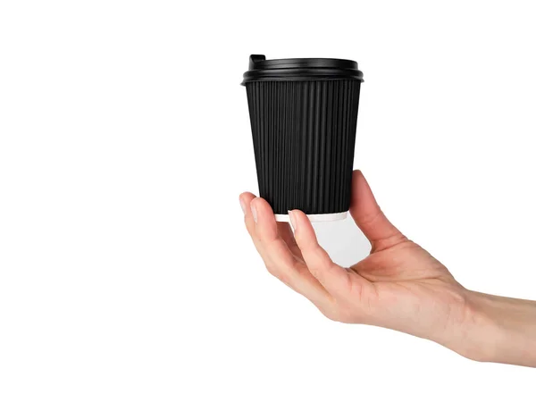 Ręka Kobiety Trzyma Jednorazowy Czarny Falisty Kubek Kawy Odizolowany Białym — Zdjęcie stockowe