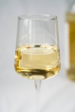 Bir kadeh beyaz, kuru şarap. Yakın plan. Seçici odak.