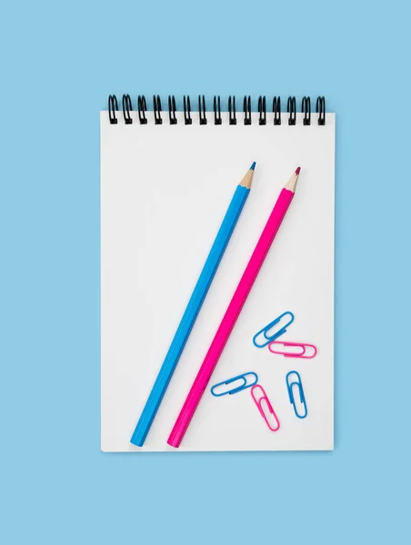 Composition Flatlay Minimaliste Bloc Notes Crayons Trombones Vides Sur Fond — Photo