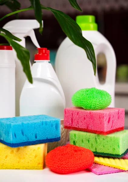 Varios Detergentes Productos Limpieza Trapos Cocina Esponjas Mesa Cocina Concepto — Foto de Stock