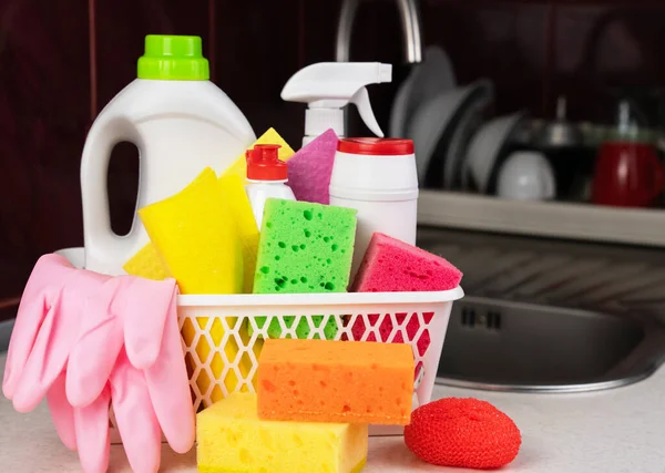 Esponjas Cocina Varios Detergentes Productos Limpieza Guantes Goma Cesta Mesa — Foto de Stock