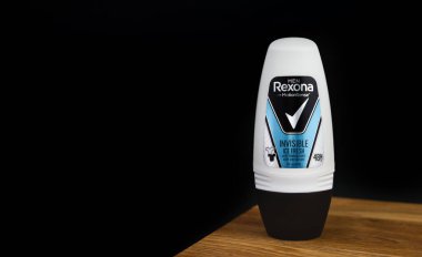 Kyiv, Ukrayna 09 Mayıs 2023. Mavi arka planda Rexonaman 'ın deodorantı. Yakın plan..