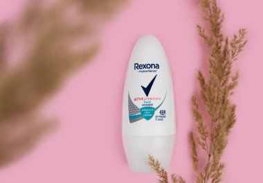 Kyiv, Ukrayna 09 Mayıs 2023. Mavi arka planda Rexonaman 'ın deodorantı. Yakın plan..